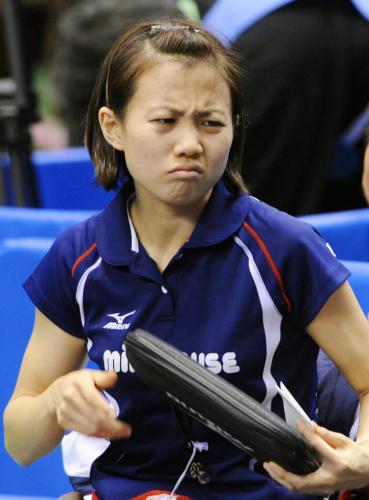 女子シングルス準々決勝で敗退し、悔しそうな表情を見せる平野早矢香