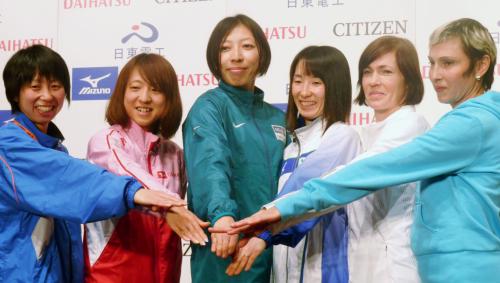 大阪国際女子マラソンの記者会見でポーズをとる赤羽有紀子（右から３人目）ら