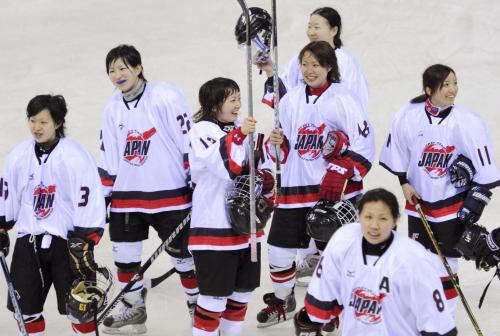 韓国に大勝し、観客の声援に笑顔で応えるアイスホッケー女子の日本