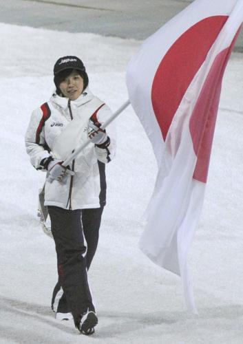 第７回冬季アジア大会開会式で旗手を務めるスピードスケート女子の小平奈緒選手