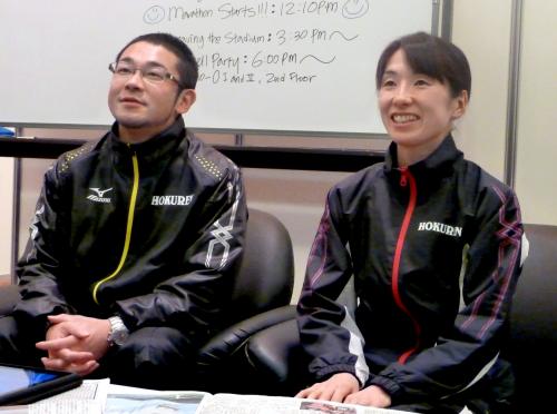大阪国際女子マラソン優勝から一夜明け、記者会見する赤羽有紀子（右）と夫の周平コーチ