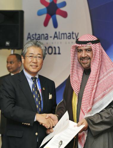 １７年冬季アジア大会を札幌市と帯広市で開催することが決まり、ＯＣＡアハマド会長（右）と握手するＪＯＣ竹田会長