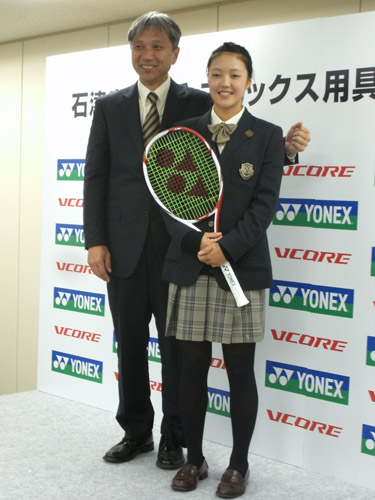 ヨネックスと用具使用契約を結んだ石津幸恵（右）。左はコーチで父親の泰彦さん