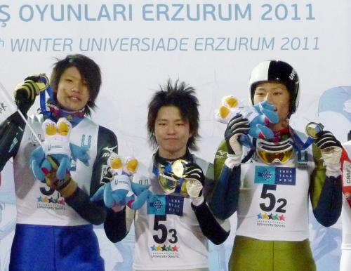 ジャンプ男子団体で獲得した金メダルを手に喜ぶ（左から）細田、鈴木、原田