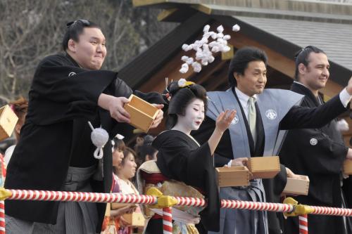 節分祭で豆をまく（左から）大相撲の横綱白鵬関、（１人おいて）貴乃花親方、琴欧洲関