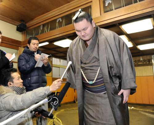 大相撲の八百長問題について記者会見、冒頭で頭を下げる横綱白鵬