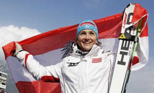 女子滑降で優勝し、国旗を手に喜ぶエリザベト・ゲーグル＝ガルミッシュパルテンキルヘン
