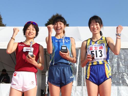 ＜　一般女子８０００Ｍ＞表彰式で喜び合う１位の新谷仁美（中央）、２位の田中華絵（左）、３位の桑城奈苗
