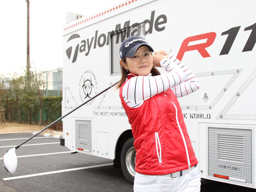 スポニチ東京本社を訪れた諸見里しのぶは白ヘッドのテーラーメイドの新ドライバー「Ｒ１１」を手にする