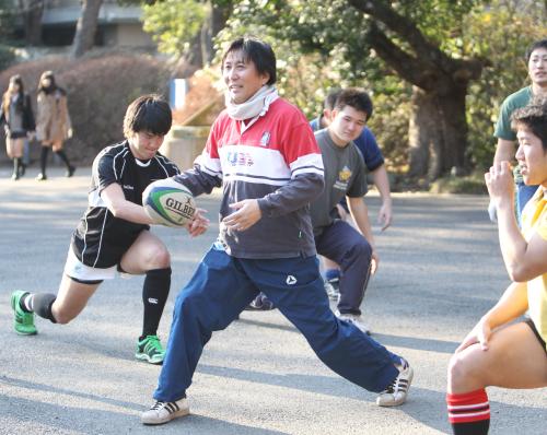 松尾雄治監督（中央）は選手達に熱血指導を行う
