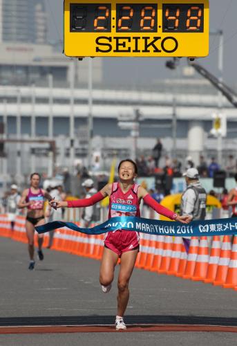 ＜東京マラソン２０１１＞女子マラソンで日本人トップの２位でゴールする樋口紀子