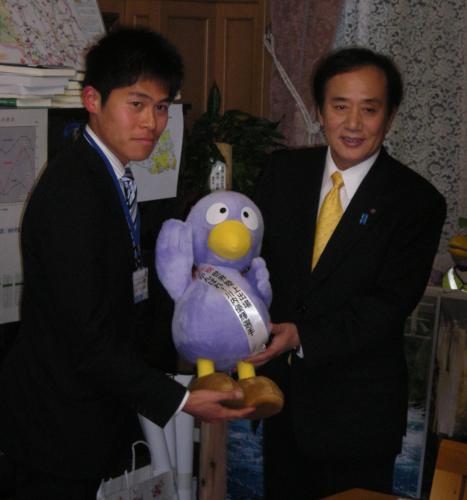 川内は埼玉県庁を表敬訪問し、上田知事から県マスコット「コバトン」の人形を贈られる。