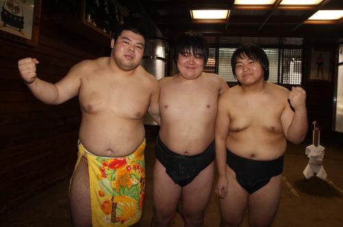 新弟子同期の（左から）渡辺太志、隈本大二郎、松木柊斗