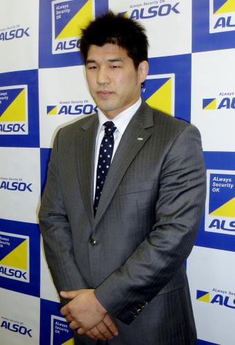 記者会見で、４月から母校東海大男子柔道部の副監督就任を発表した井上康生氏