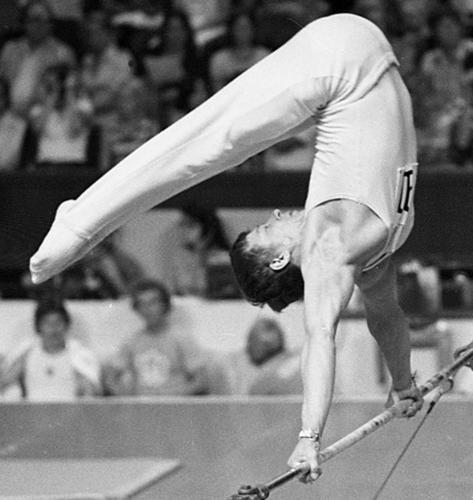 １９７６年７月、モントリオール五輪の体操男子個人総合で優勝したソ連のニコライ・アンドリアノフの鉄棒