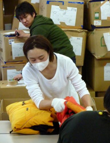 被災者支援のために集まった防寒着を梱包する上村愛子