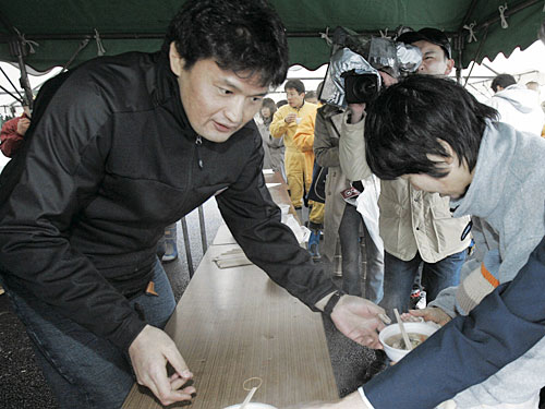 ０４年の新潟県中越地震では、被災地で、ちゃんこ鍋を振る舞った貴乃花親方（左）