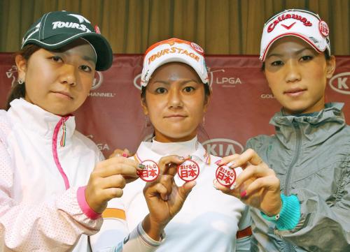 「まけるな日本」と書かれたバッジを作成、東日本大震災の被災者を支援する（左から）宮里美香、宮里藍、上田桃子