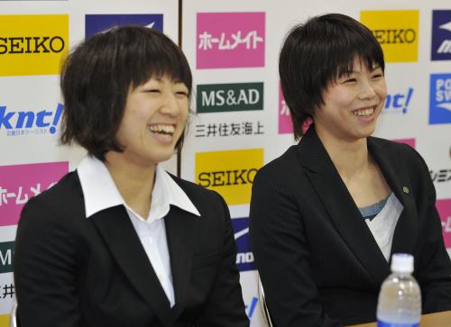 柔道の全日本選抜体重別選手権を前に、笑顔で記者会見する女子48キロ級の浅見八瑠奈（左）と福見友子