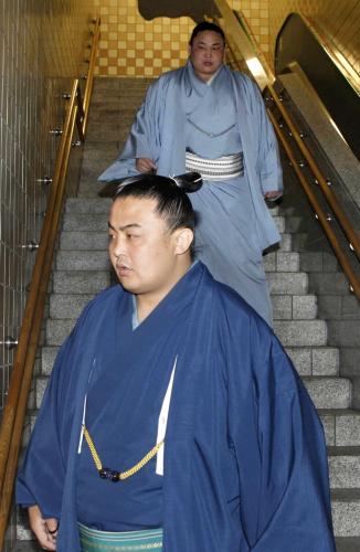 日本相撲協会の臨時理事会で引退勧告を受けた蒼国来（手前）と星風