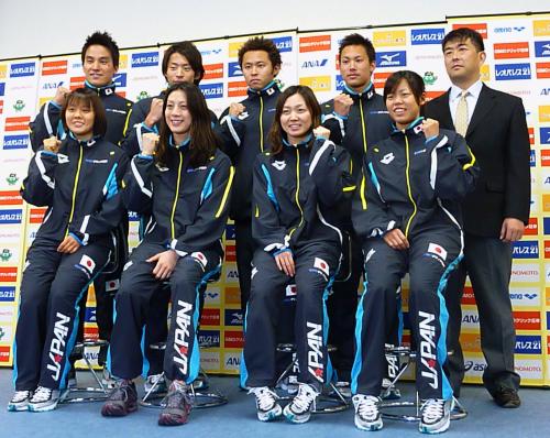 競泳の世界選手権代表に選ばれ、記者会見する（前列左から）酒井、寺川、加藤、星（後列左から）松田、入江、北島、冨田、平井コーチ