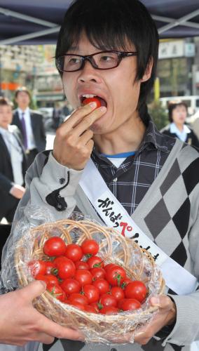 福島県出身の東洋大・柏原は農作物の風評被害を防ぐイベントで県産物のトマトを口にする