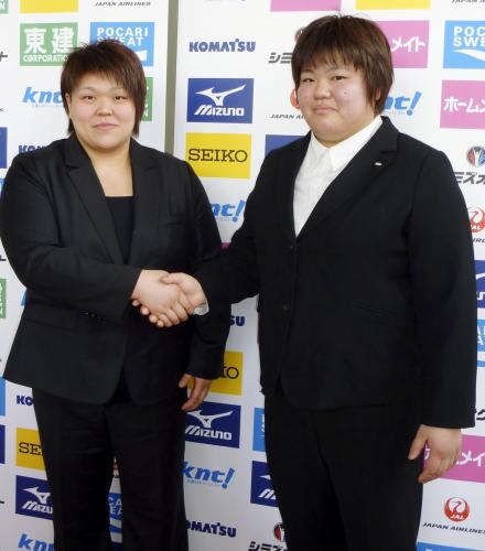 柔道全日本女子選手権を前に健闘を誓い合う杉本美香（左）と田知本愛
