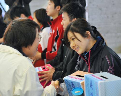 卓球の日本リーグ・ビッグトーナメントが行われた会場で、東日本大震災の募金活動を行った福原愛選手（右端）ら