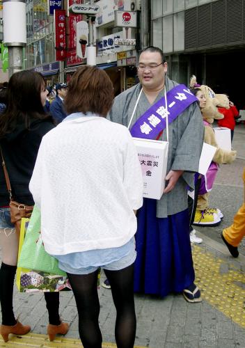 渋谷センター街で東日本大震災の被災者支援の募金活動をする高見盛関