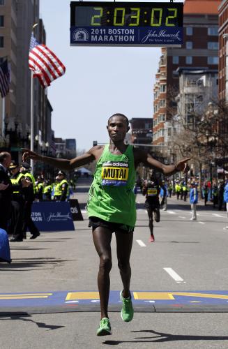 ボストン・マラソンで２時間３分２秒の驚異的なタイムでゴールするジョフリー・ムタイ
