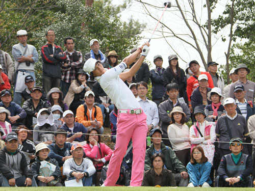 ＜男子ゴルフ　つるやオープン初日＞１４番、ティーショットを放つ石川遼
