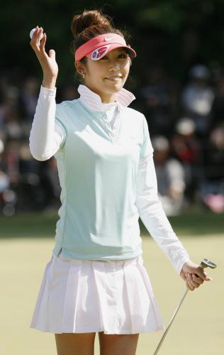 最終日、通算５アンダーでツアー初優勝を飾った金田久美子
