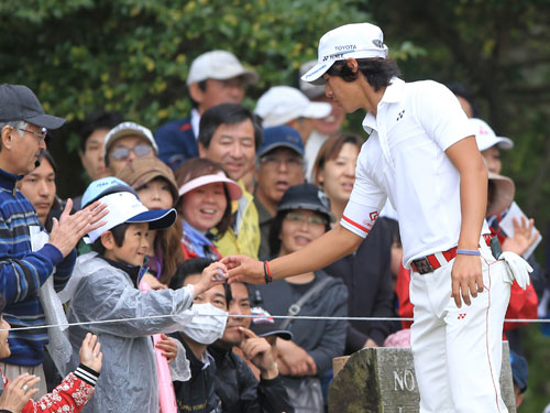 ＜中日クラウンズ＞９番、ファンの子供にゴルフボールをプレゼントする石川遼