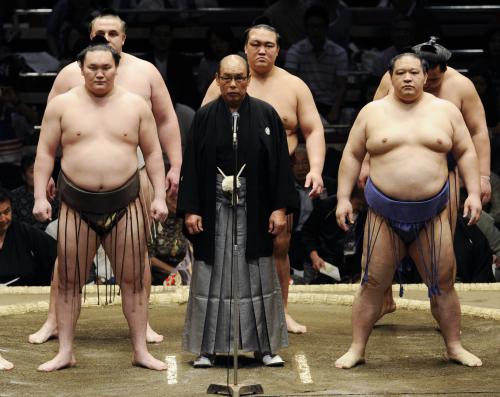 大相撲技量審査場所の初日、あいさつする日本相撲協会の放駒理事長