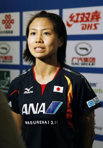 卓球の世界選手権個人戦で、東日本大震災からの復興へのメッセージ入りウエアを着用した平野早矢香