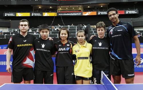 卓球の世界選手権個人戦で、東日本大震災からの復興へのメッセージ入りウエアを着用した各国選手。左から３人目は日本代表の平野