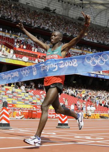 北京五輪の男子マラソンで、金メダルを獲得したケニアのサムエル・ワンジル選手＝２００８年８月、国家体育場