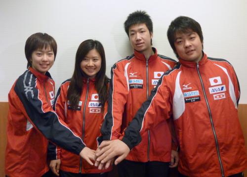 ロンドン五輪シングルス出場が決まり、手を重ねる（左から）石川佳純、福原愛、水谷隼、岸川聖也の４選手