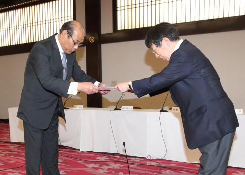 放駒理事長（左）に最終報告書をわたす特別調査委員会の伊藤座長