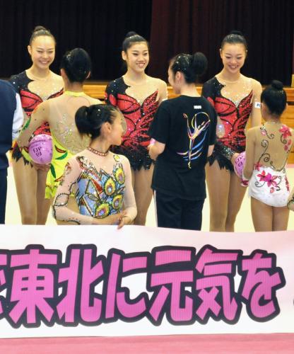 東日本大震災の復興支援演技会で、記念のボールを交換する新体操の日本代表（奥）と地元の選手たち