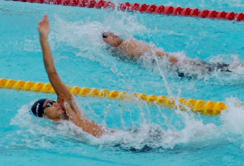 男子１００メートル背泳ぎ　53秒72の大会新で優勝した入江陵介（手前）