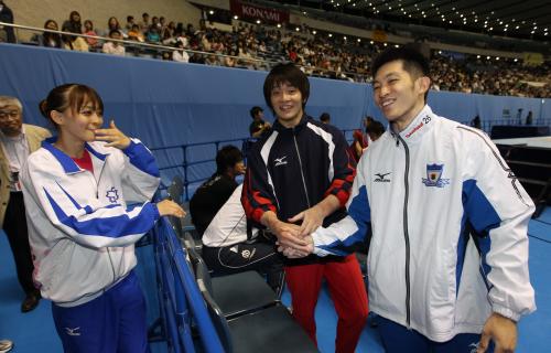 ３きょうだいそろって日本代表に入り喜びあう（左から）田中理恵、弟・佑典、兄・和仁