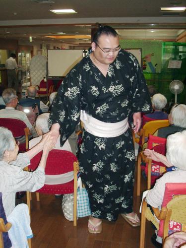 特別養護老人ホームで、お年寄りと触れ合う大相撲の高見盛