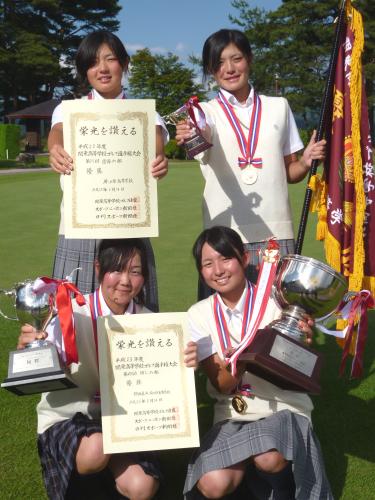 関東高校ゴルフ選手権女子大会最終日　団体の部を制した埼玉栄（前列左から保坂、江沢、後列左から辻、渡辺）