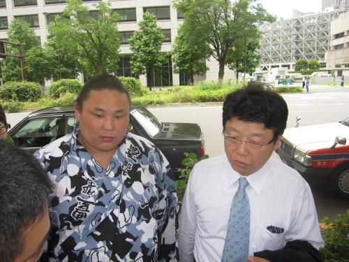 東京地裁前で取材に応じる元星風と代理人の北村弁護士