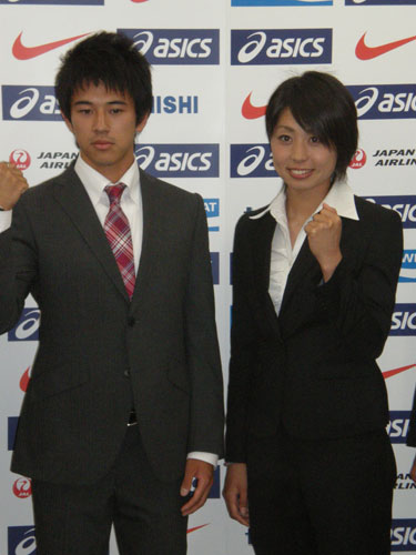 陸上・アジア選手権の日本代表選手発表会見で、ポーズする市川（右）と江里口