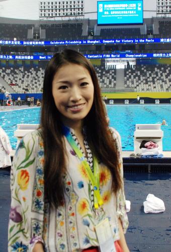 上海市内に完成した水泳世界選手権の競泳用プールを訪れたアテネ五輪金メダリストの羅雪娟さん