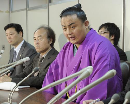 弁護団と共に記者会見する、八百長問題で日本相撲協会を解雇された元幕内蒼国来の恩和図布新氏