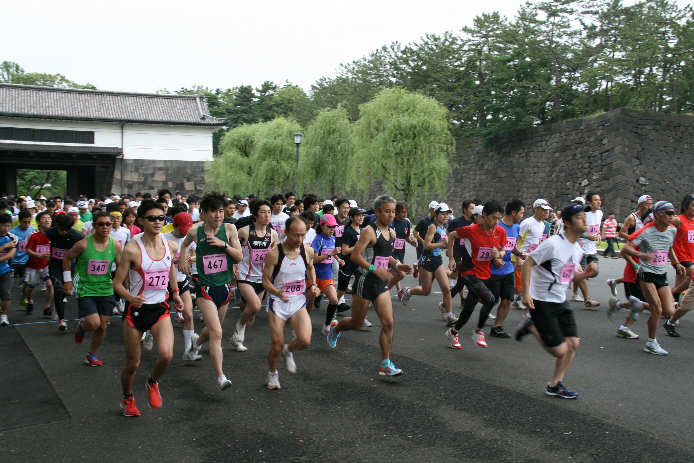 桜田門を背に１０キロの部で一斉にスタートする参加者たち
