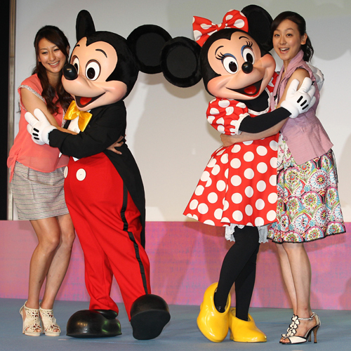 ステージ上でハグする（左から）浅田舞、ミッキー、ミニー、浅田真央